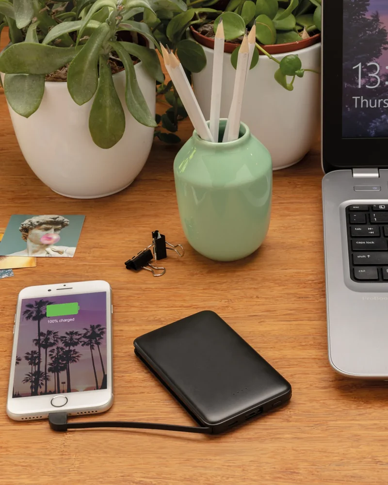 Power bank 5000 mAh con cables integrados para personalizar