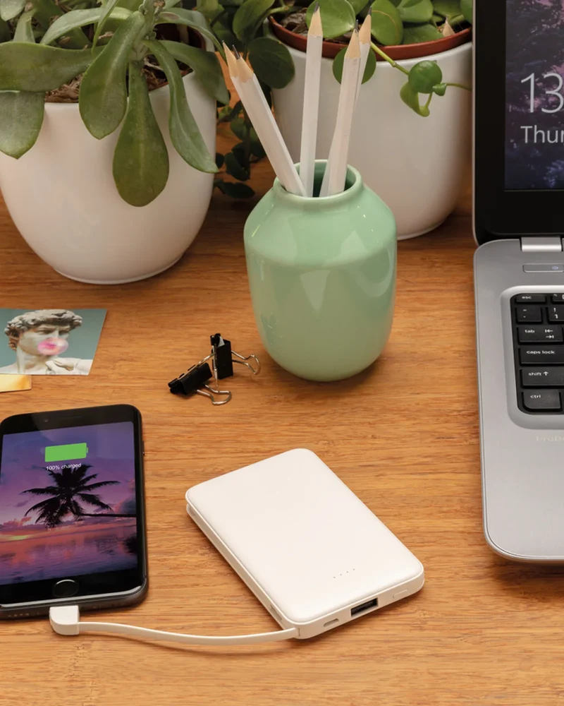 Power bank 5000 mAh con cables integrados para personalizar