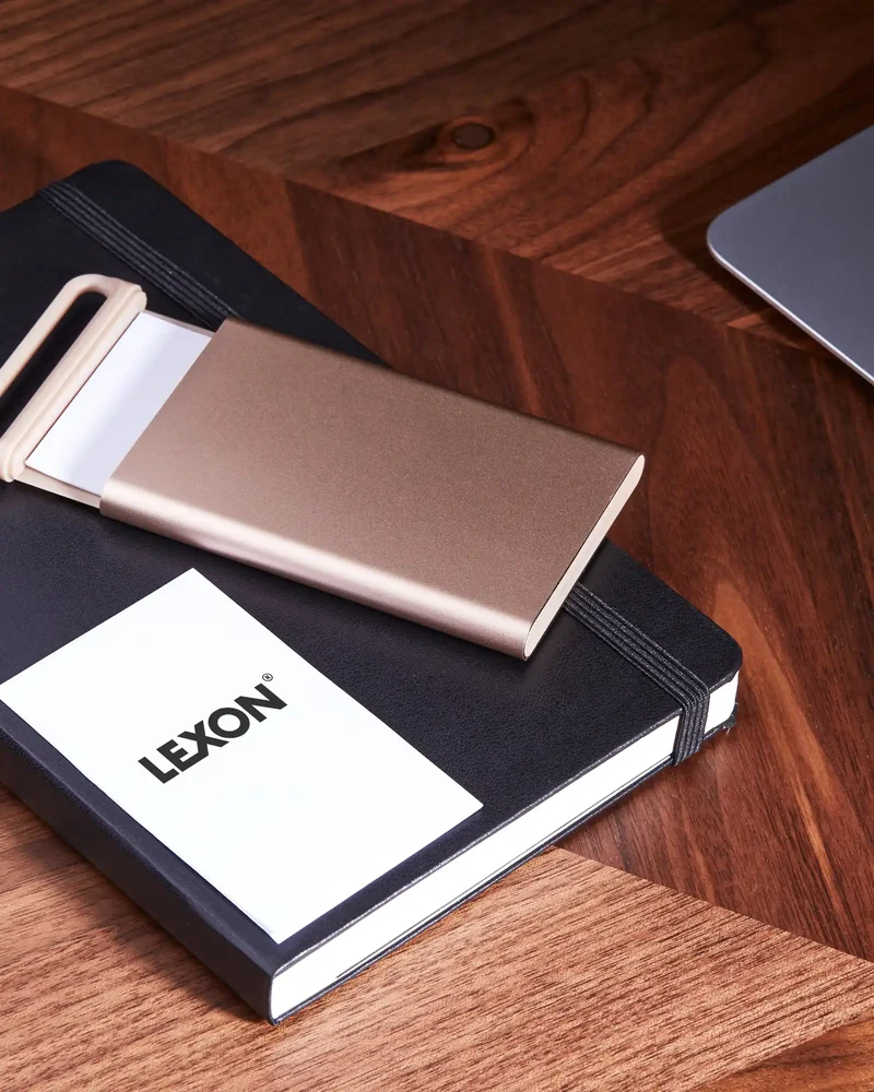 Tarjetero aluminio Lexon Nomaday Card para personalizar