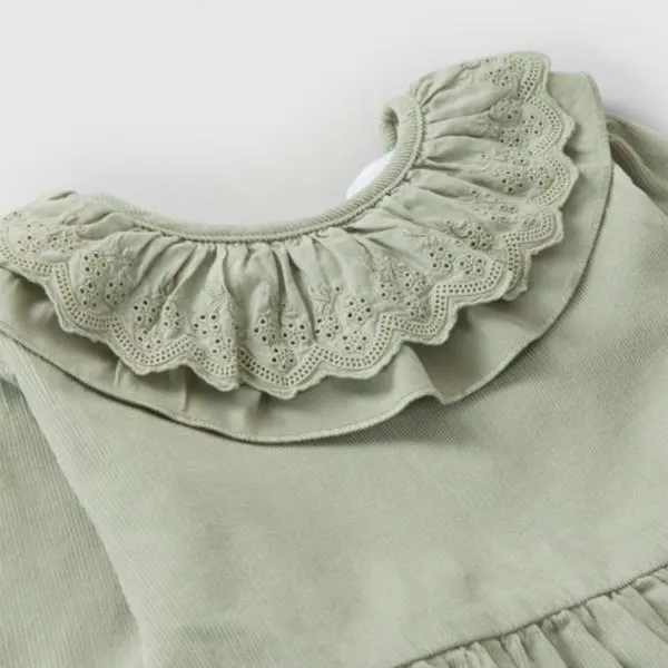 Vestido Con Cuello De Volante Bordado Inglés Color Caqui Laranjinha