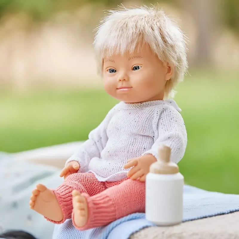 Muñeco Caucásico Bebe Rubio Sindrome Down 38cm